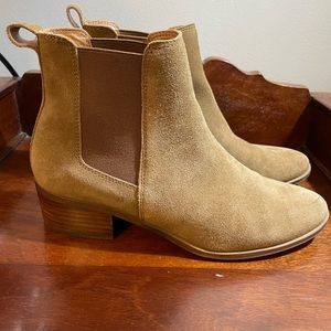 Steve Madden suede Chelsea Boots.
